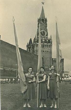 Лена студентка Московского института железнодорожного транспорта (МИИТ) с подругами на первомайской демонстрации в 1955 году