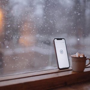 за окном падает снег, зимний уют